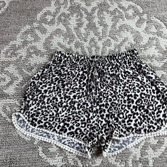 Hollister Pants - Cheetah shorts